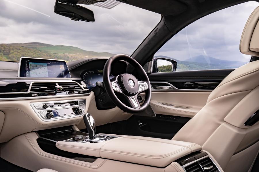 Интерьер BMW 750i xDrive M Sport (G11) 2019 года  (UK) (фото 9 из 34)